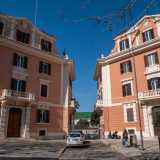 Ci troviamo su viale della Repubblica, alle spalle della Chiesa Russa. Camminando verso il centro cittadino  ecco sulla sinistra i primi due fabbricati del complesso. Separati da un cancello e da un breve viale, sono introdotti da un largo marciapiede che li distanzia dalla trafficata arteria cittadina